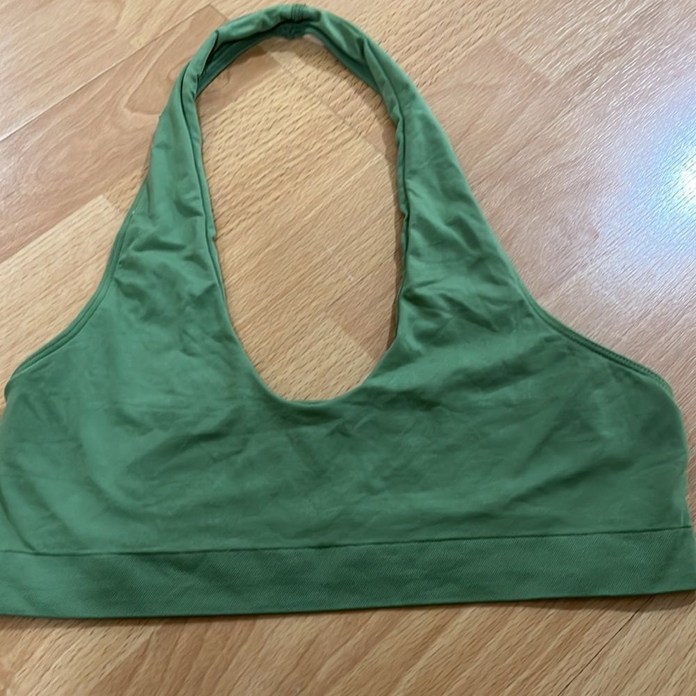 Clean lines halter bra - Picture 2 of 5